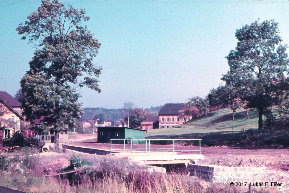 Dokončovaná regulace potoka, 1977